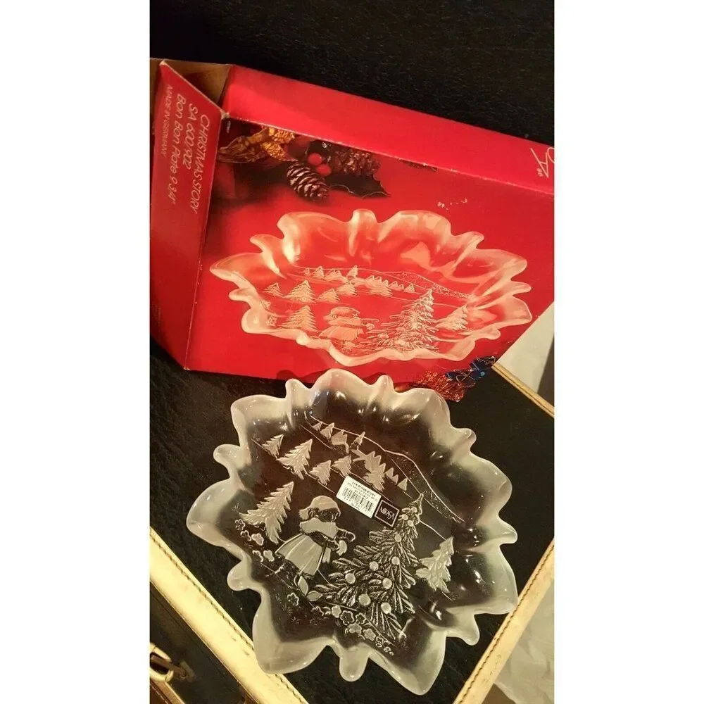 Mikasa Bon Bon Festive Plate Dish Christmas Story SA 600 902 Holiday Xmas New
